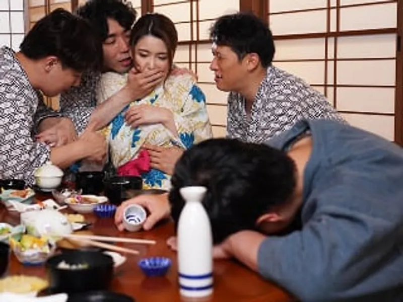 đưa vợ đi suối nước nóng, gã chồng không biết người vợ bị người khác xxx sấp mặt